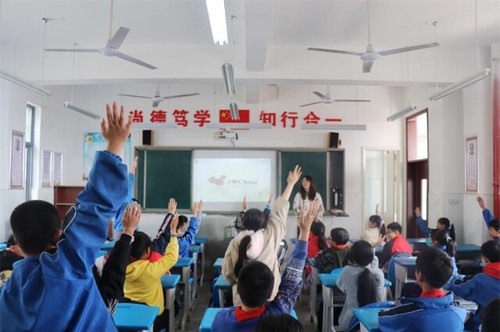 万搏平台：一堂别开生面的“双语”思政课