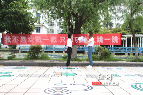 万搏平台：真人版“跳一跳”传递环保理念