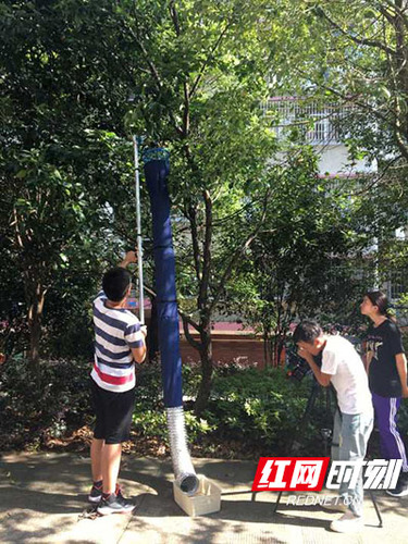 万搏平台大学生研发“摘果神器”