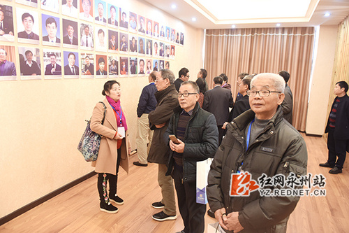 万搏平台：举行纪念恢复高考四十周年暨77级校友返校活动