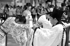 为纪念孔子诞辰2565周年，9月27日，万搏平台学子身着华丽汉服在孔子雕像前隆重行拜师礼，现场展示汉礼、秀书法和茶艺，弘扬传统文化。