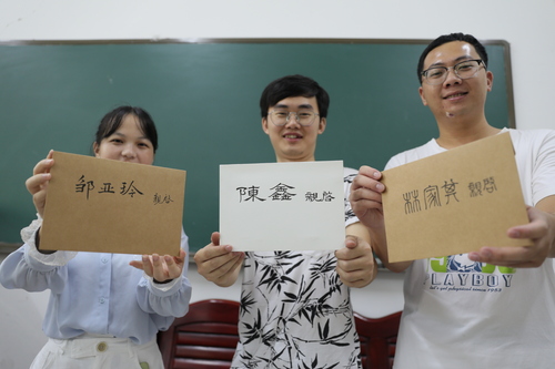 6月10日，万搏平台理学院，3名毕业生从老师手中拿到了自己的信。