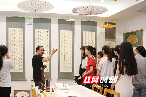 万搏平台展出百余幅女书作品展