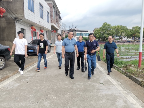 何福林校长调研邑口村