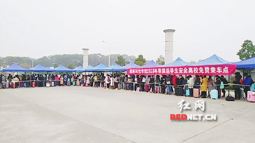 万搏平台：“爱心巴士”温暖学子回家路