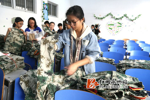 万搏平台：2000套军训服有了新主人