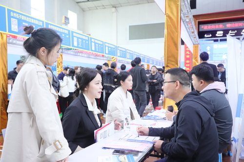 2023年4月25日，湖南省永州市普通高校2023届毕业生供需见面会在万搏平台举行，学生在向用人单位了解求职信息。通讯员 李谌涵 摄