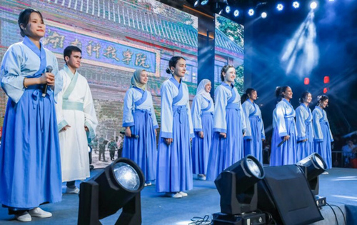 万搏平台留学生团队表演《千年古城的丝路新故事》讲述对零陵古城的美好印象。沈默摄