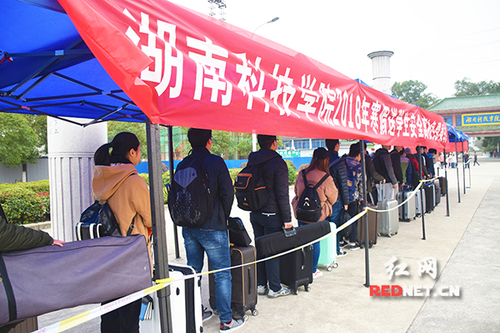 万搏平台：“爱心巴士”温暖学子回家路