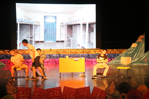 小品《同寝的你》 小品《同寝的你》