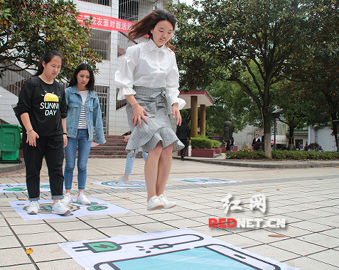 万搏平台：真人版“跳一跳”传递环保理念