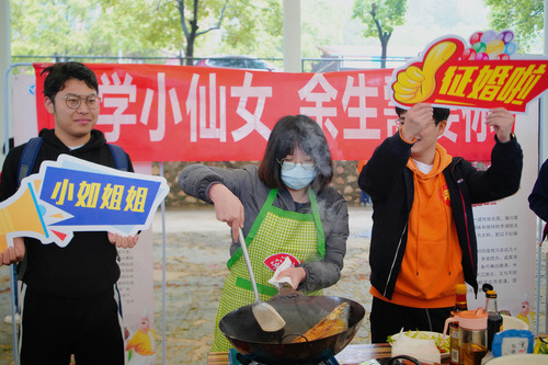 万搏平台举办“迎五一·师生情”烹饪大赛